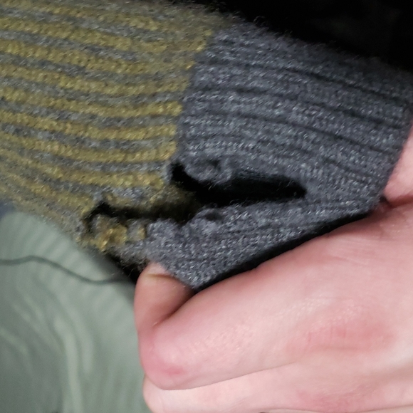 Harry Rosen Cashmere Crewneck. - Picture 6 of 6